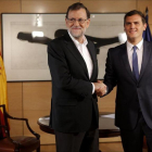 Rajoy y Rivera se saludan al inicio de su reunión en el Congreso.-JOSÉ LUIS ROCA