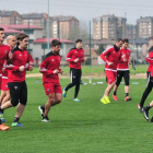 Los jugadores del Mirandés se ejercitan en el Anexo de Anduva.-JOSÉ ESTEBAN EGURROLA