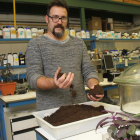El responsable de agronomía del Itagra, Manuel Calvo, con una bandeja de compost en el laboratorio.-MANUEL BRÁGIMO