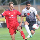 Julio Rico se anticipa a un delantero de Osasuna B en el choque del pasado domingo-Israel L. Murillo