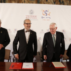 Los rectores de las universidades de Salamanca, Daniel Hernández Ruipérez; Buenos Aires, Alberto Barbieri (D); y Autónoma de México, Enrique Graue Wiechers (I); y el director del Instituto Cervantes, Víctor García de la Concha, suscriben el acuerdo del pr-ICAL