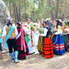 Un grupo de jóvenes pinariegas vestidas con el traje típico de su tierra durante la ofrenda floral a la Divina Pastora.-R.F.