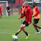 Guridi controla un balón durante uno de los entrenamientos de la semana en los anexos de Anduva-CD MIRANDÉS