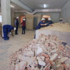Integrantes del programa de empleo trabajando en el monasterio.-G. G.