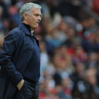 Jose Mourinho, en la banda en un partido del Manchester United-REUTERS