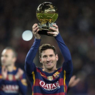 Messi enseña el último Balón de Oro que ganó (2015) en el Camp Nou.-JORDI COTRINA