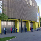 Aficionados hacen cola a las puertas del Coliseum para recoger los abonos antiguos. ECB