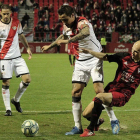 Guridi disputa un balón con un jugador del Rayo Vallecano