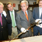 Juan Carlos Aparicio, entonces alcalde de la ciudad, muestra orgulloso la Tizona recién comprada en mayo de 2007 ante la mirada de Elorza (i.) y Jaime Mateu (d.).-Santi Otero