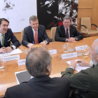 El consejero de Fomento en una reunión con altos cargos del Ministerio junto al alcalde de Burgos y el presidente de la Diputación Provincial.-ICAL