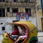 Una típica moto-taxi cubana por las calles de La Habana.-AP / RAMON ESPINOSA