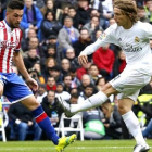 Modric, durante el partido entre el Madrid y el Sporting.-JUAN MANUEL PRATS