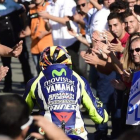 Valentino Rossi se dirige a su box entre aplausos de los aficionados tras acabar cuarto en el GP de la Comunitat Valenciana.-AFP / JOSÉ JORDÁN