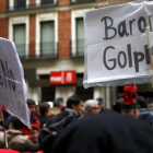 Militantes del PSOE se han concentrado este sábado ante la sede del partido, en la calle Ferraz de Madrid, en contra de la abstención.-EFE / SERGIO BARRENECHEA