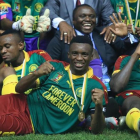 Los jugadores de Camerún con la copa de campeones.-GAVIN BARKER/ EFE