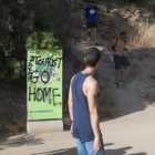 Turismofobia 8 Pintada contra el turismo en un cartel, en uno de los accesos al Parc Güell.-JORDI COTRINA