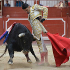 Talavante con un toro de Victoriano del Río en Aranda, ganadería triunfadora del año en la provincia.-EL CORREO DE BURGOS