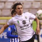 Alberto Cusidor protege el balón ante la presión de un oponente.-SANTI OTERO