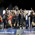 Benite levanta la Intercontinental lograda en Argentina en 2021. FIBA