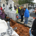 Trabajos de la Asociación para la Recuperación de la Memoria Histórica, ARMH, para buscar los restos de Vicenta López y Jesús Camuñas, asesinados en 1948, en el cementerio de Villafranca del Bierzo-Ical