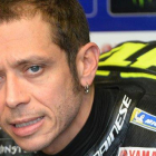 El italiano Valentino Rossi (Yamaha), durante una pausa en los entrenamientos del pasado viernes en Le Mans.-AFP / JEAN-FRANCOIS MONIER