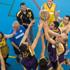 Jugadores del equipo de baloncesto Aderes, en el pabellón de Burjassot, esta semana.-MIGUEL LORENZO