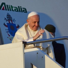 El papa Francisco parte en avión desde el aeropuerto de Fiumicino en Roma hacia Chile y Perú.-EFE