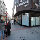 Uno de los últimos cierres, tras las rebajas, ha sido el de la zapatería ubicada en la calle Santander.-ISRAEL L. MURILLO