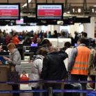 Pasajeros en la zona de salidas del aeropuerto de Bruselas el pasado 2 de mayo, tras reabrir parcialmente 40 días después del ataque terrrorista atribuido al Estado Islámico.-AFP / ERIC LALMAND