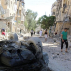 Varias personas inspeccionan los daños causados por un bombardeo nocturno contra el barrio rebelde de Seif al-Dawla, en Alepo, el 30 de septiembre.-REUTERS / ABDALRHMAN ISMAIL