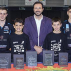 Los jugadores del Clínica Colina posan con sus trofeos junto al técnicoFran Berzosa y al presidente de laFederaciónEspañola, Miguel Ángel Machado.-ECB