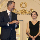 Los Reyes, en el entreacto de 'Otello', mientras la orquesta y el público le cantaban el "cumpleaños feliz" con motivo de su 44º cumpleaños.-JAVIER DEL REAL