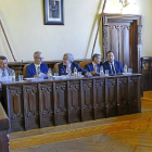 El alcalde de Ávila, segundo por la izquierda, durante el pleno.-A.G