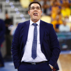 Diego Epifanio refleja su preocupación en un momento del partido de ayer.-ACB PHOTO / M. HENRÍQUEZ