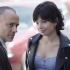 Javier Gutiérrez y Anna Castillo, en el rodaje de la serie de TVE-1 Estoy vivo.-EL PERIÓDICO