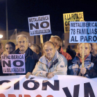 Imagen de archivo de un grupo de trabajadores protestando por ajustes en su fábrica.-ICAL
