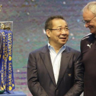 Vichai Srivaddhanaprabha, propietario del Leicester, y Claudio Ranieri, en los días felices del triunfo en la Premier.-AP / SAKCHAI LALIT
