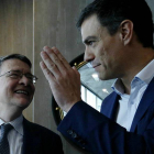 Pedro Sánchez, con Jordi Sevilla.-Foto: JUAN MANUEL PRATS