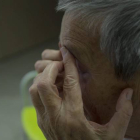 Un enfermo de alzhéimer realiza unos ejercicios.-CARLOS MONTAÑÉS