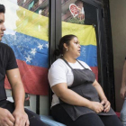 Nelson Rojas, Claudia Calderon y Luis Miguel Bucci (de izquierda a derecha). Venezolanos residentes en Barcelona.-MIREIA REYNAL (EL PERIÓDICO)