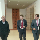 Fernández Santos, Javier Lacalle y Salvador de Foronda entran juntos a una reunión del consorcio.-RAÚL G. OCHOA