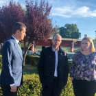 La consejera de Familia y el de Presidencia visitaron esta mañana las instalaciones de Proyecto Hombre en San Medel.-ECB