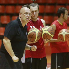 Jorge Hernaiz da instrucciones a sus jugadores, ayer, en el polideportivo El Plantío.-RAÚL OCHOA
