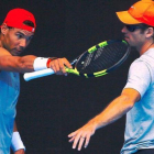 Carlos Moyá, a la derecha, conversa con Rafa Nadal, en un entrenamiento en Melbourne.-REUTERS / DAVID GRAY