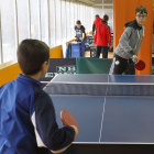 Dos niños practican tenis de mesa. SANTI OTERO