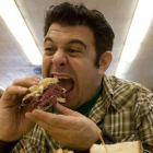 Adam Richman comiendo en el programa 'Crónicas carnívoras'.-Foto: EFE