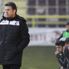 Gonzalo Arconada sigue atento las evoluciones de su equipo-Santi Otero
