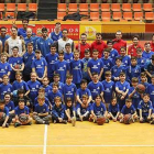 Foto de familia de la plantilla del San Pablo y los participantes del campus, ayer.-SPB / MARÍA GONZÁLEZ