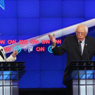 Hillary Clinton y Bernie Sanders, durante el debate demócrata organizado por la CNN.-AFP / JUSTIN SULLIVAN