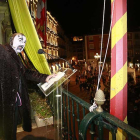 Estébanez se disfrazó como uno de los villanos más conocidos del cómic para pronunciar su pregón desde el balcón consistorial.-RAÚL OCHOA